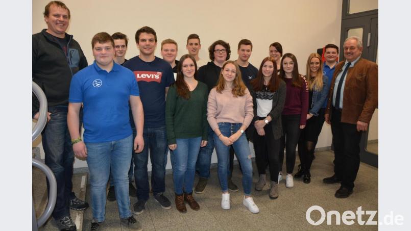 Neuwahlen standen bei der Katholischen Landjugend Leonberg an. Im Bild (von links) Jugendbeauftragter Martin Teubner, Thomas Weiß, Emil Wölfl, Dominik Putzer, Alex Stobitzer, Celina Haberkorn, Sebastian Schön, Max Dietz, Nele Haberkorn, Johannes Schneider, Christina Dittmann, Alexandra Burger, Lisa Männer, Elena Weiß, Matthias Weiß und Bürgermeister Johann Burger. Bild: jr