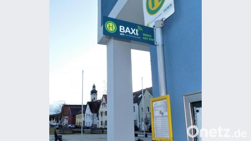 Hier werden Bürger auch ohne eigenes Fahrzeug mobil gemacht. Beim Kohlberger Rathaus kann man in das Baxi einsteigen. Bild: jml