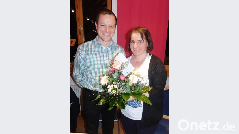 Stefan Steininger dankte Edeltraud Neiß mit Blumen für ihr jahrelanges Engagement. Bild: hai