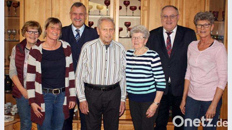 Dem Jubilar Kral Prößl (Mitte) gratulieren (von links) Brigitte Frömmer, Enkelin Nicole Hartwig, Hans-Jürgen Gmeiner, Maria Prößl, Lothar Höher und Silvia Hartwig. Bild: R. Kreuzer