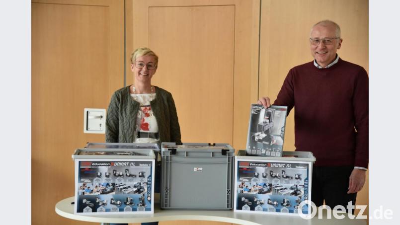 Rektorin der Grund- und Mittelschule Schnaittenbach Michaela Bergmann und Christoph Brenneis von Dorfner. Bild: exb