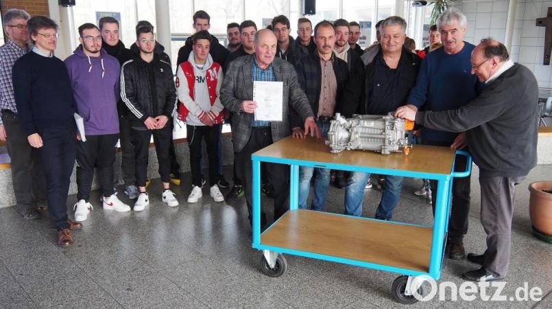 Firmenchef Wolfgang Pröls vom Autohaus Pröls in Vohenstrauß (Zweiter von rechts) übergibt an Schulleiter Josef Weilhammer Elektromotor und Elektrogetriebe. Mit dabei
auch die Fachlehrer (von links) Fritz Herrmann, Jürgen Lehner und Abteilungsleiter Alois Lautenschlager. Bild: Bühner