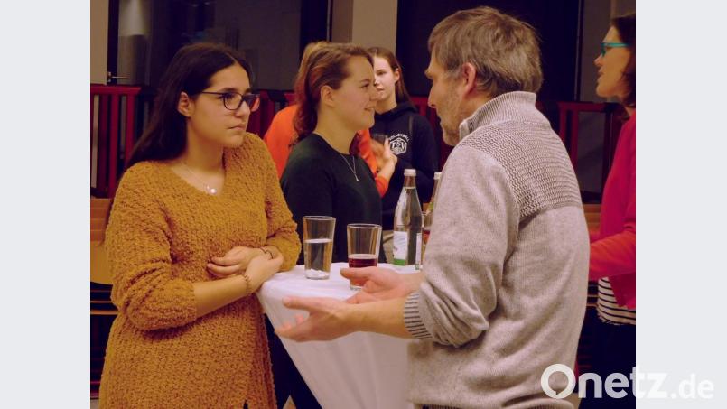 Das „Job Shadowing“-Projekt am JAS-Gymnasium Nabburg dient vor allem dem ersten Kennenlernen eines Berufsfelds. Bei der diesjährigen Auftaktveranstaltung stellten sich die Schüler kurz vor und formulierten ihre Erwartungen, während ihre Mentoren gleich erste Einblicke in ihre Berufspraxis gaben. Bild: exb