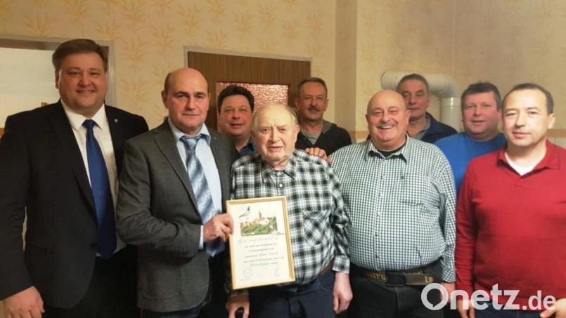 Die Kastler Taubenfreunde ernennen Rainer Metschl (Vierter von links) nach 55 Jahren Treue zum Verein zum Ehrenmitglied. Mit ihm freut sich Bürgermeister Stefan Braun (links) sowie die neugewählte Vereinsführung Bild: jp