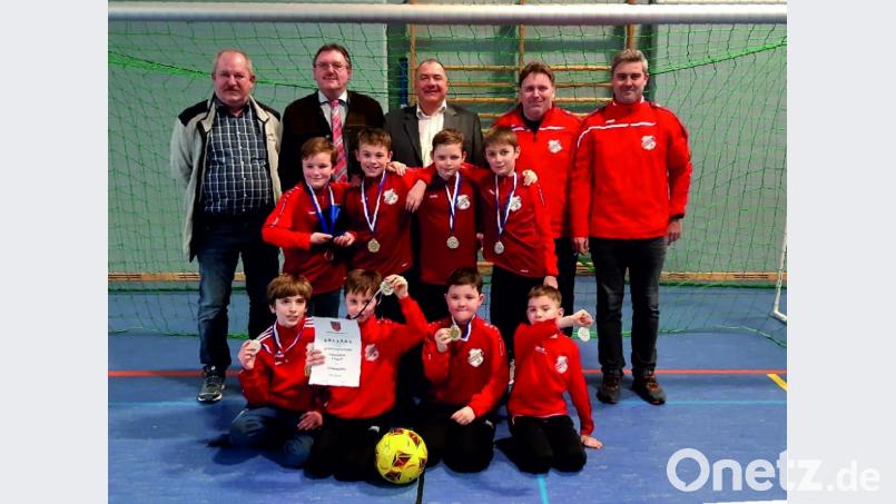 Der TSV Königstein gewann bei den E-Junioren. Auf dem Bild hinten von links Turnierleiter Klaus Meier, Hans-Martin Schertl (Bürgermeister Vilseck), Robert Graf, Trainer Andreas Sperber und Betreuer Christian Koch. Bild: Klaus Meier