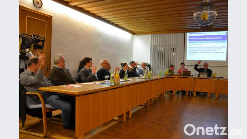 Bei der Abstimmung gingen dann auch die Hände der CSU-Fraktion nach oben: Der Gemeinderat Ursensollen hat einstimmig beschlossen, die Kooperation mit der Stadt Amberg für das geplante interkommunale Gewerbegebiet zu beenden. Bild: upl