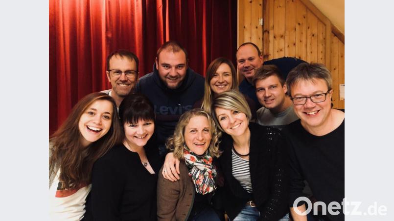 Eine lustige Truppe: Die Theatergruppe Schmidgaden inszeniert "Wallfahrt und Weihwasser". Bild: exb