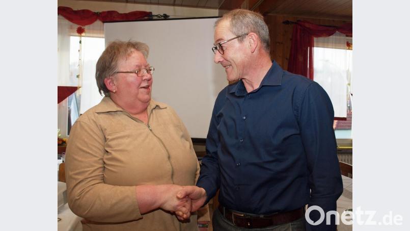 Jahreshauptversammlung beim Obst- und Gartenbauverein Vilshofen-Rieden und gleichzeitig der 60. Geburtstag von Vorsitzender Maria Mayer: Da lässt es sich Bürgermeister Erwin Geitner nicht nehmen, zu gratulieren. Bild: sön