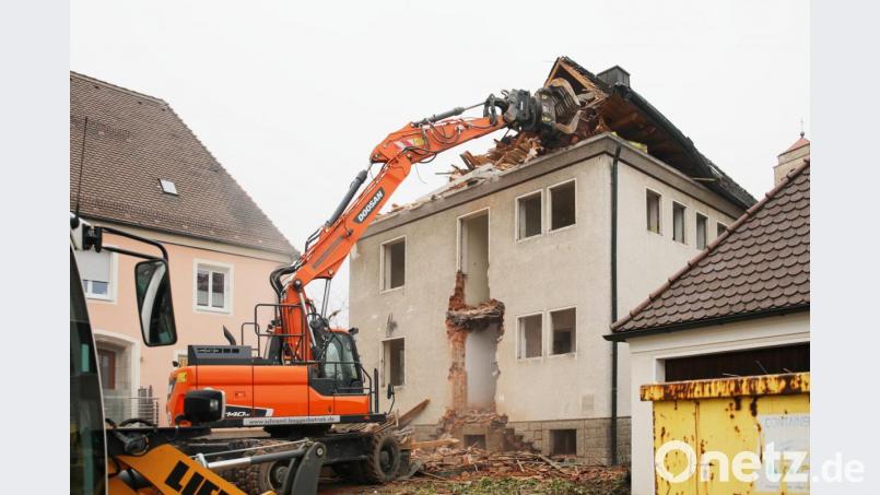 Abbruch des Schwesternhauses beim katholischen Pfarrhof. Bild: JOCHEN NEUMANN 
ERBENDORF