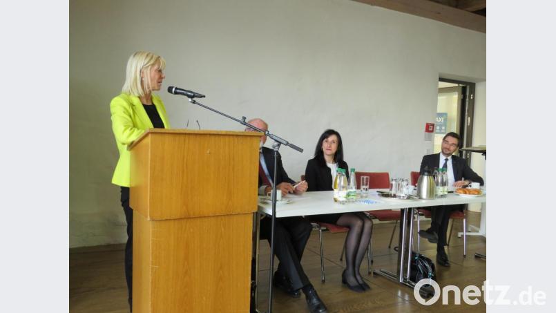 Staatsministerin Carolina Trautner spricht vor den Senioren im Steinstadl in Parkstein. Bild: adj