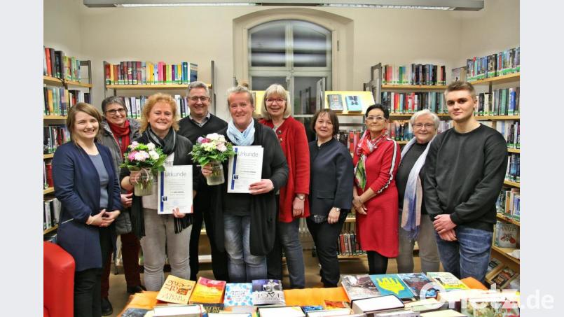Für ihr zehnjähriges ehrenamtliches Engagement in der Pfarrbücherei Nabburg wurden Edith Wilhelm (Dritte von links) und Christine Wilhelm (Fünfte von links) von der Leiterin der Diözesanstellen, Christina Schnödt (links), mit Urkunden und silberner Ehrennadel des St. Michaelsbundes geehrt. Elfriede Jauernig, die Leiterin der Bücherei, (Fünfte von rechts), unterstrich ihre Glückwünsche mit Blumen. Im Namen der Kirchenverwaltung, der Trägerin der Bücherei, gratulierte Pfarrer Hannes Lorenz (Vierter von links) zur Auszeichnung und dankte dem gesamten Team für die ehrenamtliche Arbeit. Bild: bph