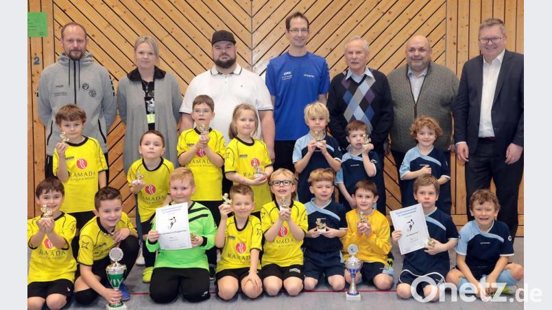 Der Gesamtsieger bei der Amberger Fußball-Stadtmeisterschaft der G-Junioren wurde die SG Hahnbach (links), Stadtmeister der SV Raigering I. Oberbürgermeister Michael Cerny (rechts) und Norbert Fischer, Vorsitzender des Stadtverbandes für Sport (Zweiter von rechts), gratulierten. Bild: Wolfgang Steinbacher