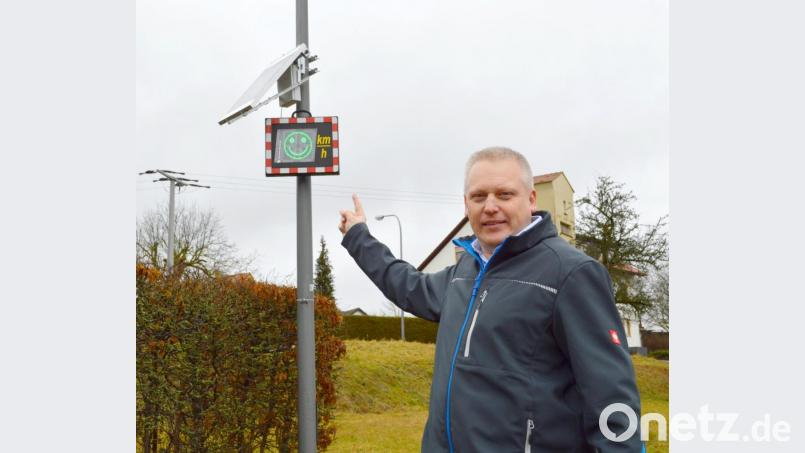 Über einen grünen Smiley freut sich Bürgermeister Jürgen Kürzinger. Hier in Thurndorf befinden sich hinter dem Messgerät zwei Bushaltestellen. In Kirchenthumbach gilt die Bayreuther Straße nicht nur als Schulweg für viele Kinder sondern sie muss auch an einigen Stellen überquert werden, um beispielsweise den Einkaufsmarkt oder den Friedhof zu erreichen. „Die Sicherheit unserer Bürgerinnen und Bürger hat oberste Priorität“, begründet Kürzinger die Maßnahme. Bild: lep