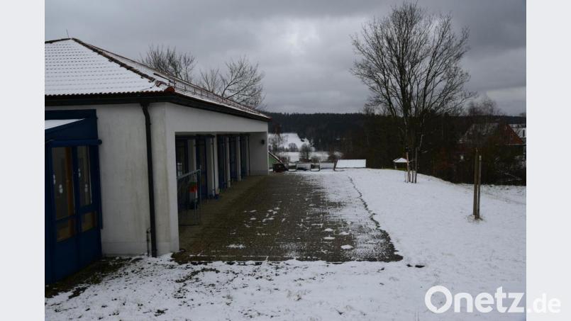 Im Winter kaum nachzuvollziehen: Die Terrasse an der Südseite der Kindertagesstätte St. Elisabeth ist ohne Schutz gegen Sonneneinstrahlung. Ein Sonnensegel soll im kommenden Sommer für Abhilfe schaffen. Die Stadt Pleystein wird sich daran beteiligen. Bild: bey