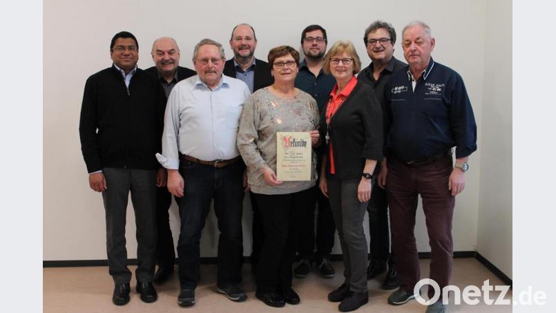 An der Jahreshauptversammlung der Pressather Wanderfreunde nehmen (von links) Pater Antony, CSU-Fraktionssprecher Martin Schmidt, Vereins-Vorsitzender Albert Ficker, zweiter Bürgermeister und Bürgermeisterkandidat Max Schwärzer, die Geehrte Theresia Kraus, zweiter Vorsitzender Anton Haberl, Stadträtin Charlotte Hautmann, SPD-Bürgermeisterkandidat Bernhard Stangl und Ehrenstadtverbands-Vorsitzender Andreas Anger. Bild: sip