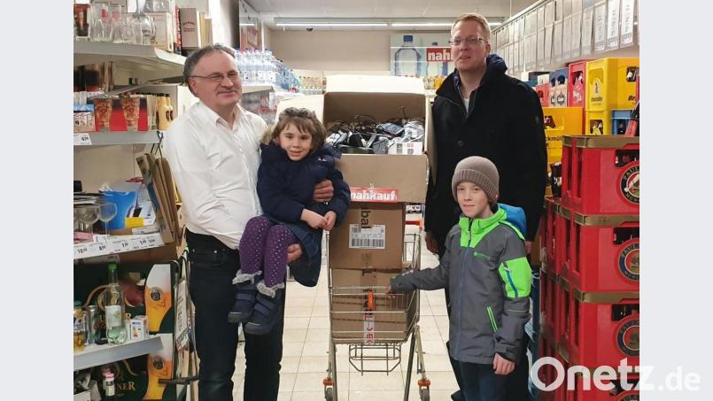 Kolpling-Vorsitzender Andreas Greiner (rechts) bedankt sich bei Gerhard Pappenberger (links), bei dem die Sammelstelle der Schuhe und Handys war. Bild: rgr