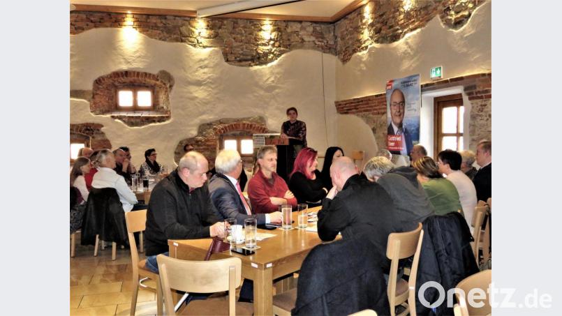 SPD und Grüne können zufrieden sein: Die Wahlveranstaltung im &quot;Gasthof zur Post&quot; war bestens besucht. Viele Bürger zeigten Interesse am SPD-Bürgermeisterkandidaten Gottfried Beer. Bild: ubb
