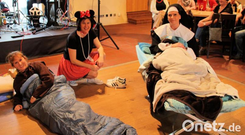 Andrea Michl (von links), Manuela Stadlbauer und Bettina Humml beim Sketch &quot;Priester und Nonne&quot;. Bild: bjo