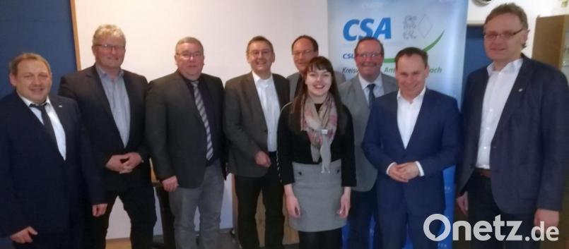 Kreisvorsitzender Uwe Friedrich (links) mit Landesvorsitzendem Volker Ullrich (Zweiter von rechts) und (dazwischen, von links) CSU-Kreistagskandidaten Peter Mauritz, Sepp Reindl, Josef Gilch, Rainer Weis, Stefanie Wiederer, Andreas Otterbein und Markus Nagler. Bild: ufh