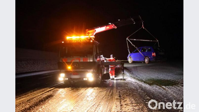 Ein Auto wird von einem Abschleppfahrzeug angehoben, nachdem es von der glatten Straße abkam. Foto: Alexander Auer/dpa Bild: Alexander Auer