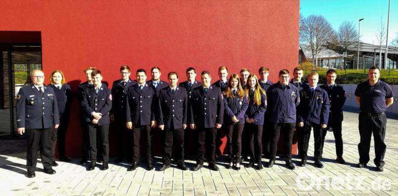 Die erfolgreichen Teilnehmer mit den Ausbildern und Vertretern der Feuerwehr (von links): Kreisbrandmeister Roland Frank, Ausbilderin und Prüferin Tanja Scheck, die Teilnehmer aus Großkonreuth (2), Mähring (1) und Tirschenreuth (14) sowie der stellvertretende Kommandant der Tirschenreuther Wehr, Thomas Sladky. Bild: Johannes Werner/exb