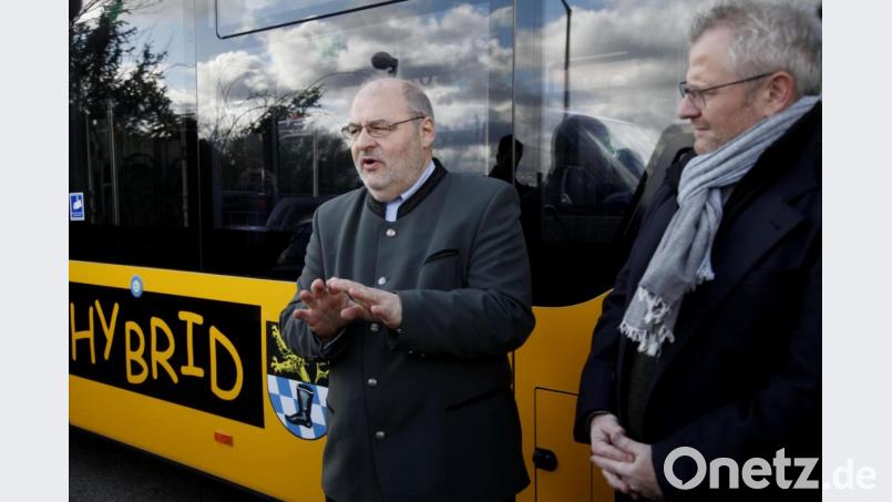 Busunternehmer Wolfgang Wies (links) erklärt Oberbürgermeister Andreas Feller (rechts) die Funktion des Hybrid-Antriebs beim Stadtbus. Bild: Hirsch
