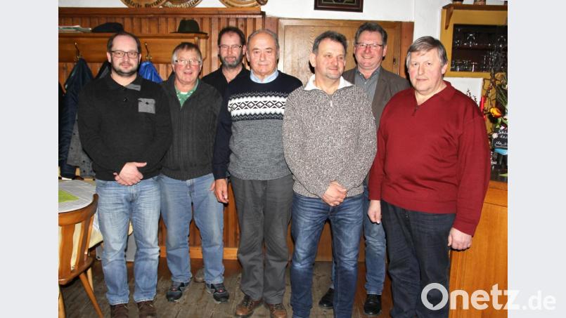 Neu gewählt ist die Vorstandschaft des Kaninchenzuchtvereins Niedermurach. Das Bild zeigt (von links) Schriftführer Thomas Schüller, Zuchtwart Karl Bodensteiner, Kassier Herbert Schüller, Ausstellungsleiter Hans Deyerl, Tätowiermeister Eduard Zitzmann, Bürgermeister Martin Prey und Vorsitzenden Martin Fuchs. Bild: Josef Böhm