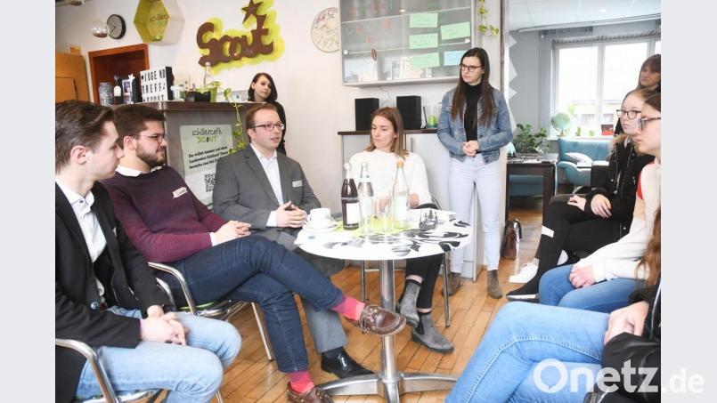 Beim politischen Tag im Scout diskutieren (von links) Sascha Anton (JuLis), Simon Grajer (Jusos), Lucas Weigl (CSU) und Laura Weber (Die Grünen) mit Wirtschaftsschülern. Bild: Gabi Schönberger