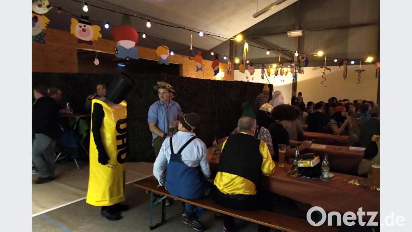 Beim Fasching in der Birglandhalle bleiben nicht nur Uhu-Flaschen bis tief in die Nacht hinein kleben. Bild: ndt