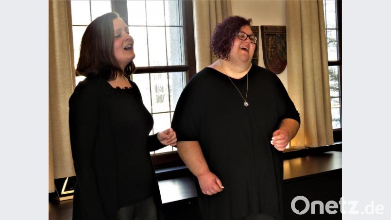 Stefanie Gröger und Bettina Mildner (v. li.) traten bereits 14 Mal für einen guten Zweck kostenlos auf. Bild: ubb