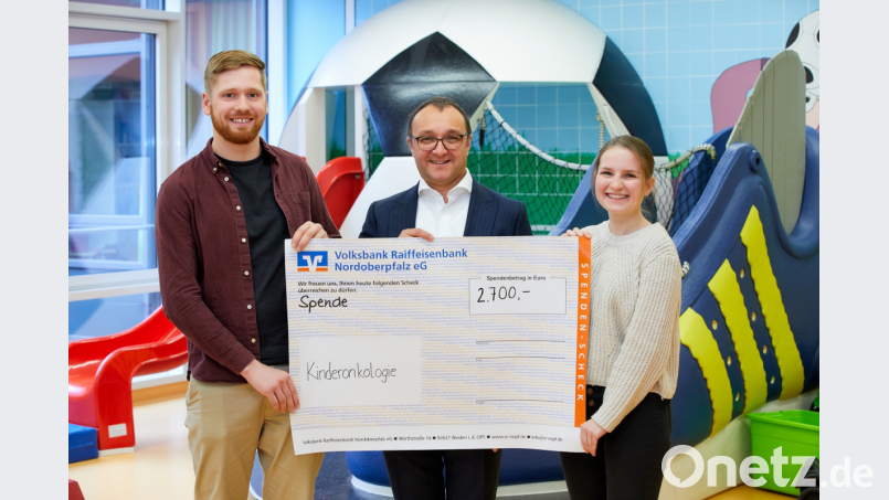 Julian Bäumler und seine Freundin Maria-Pilar Lindner überreichen den Erlös aus der Tombola an Professor Dr. Selim Corbacioglu. Bild: privat