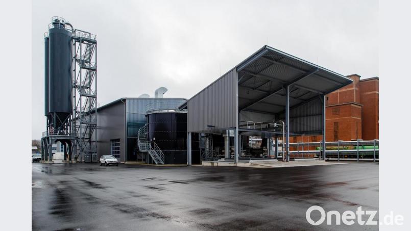 Der erste Klärschlamm ist bereits an der Trocknungsanlage in Schwandorf angekommen, die Inbetriebnahme läuft. Der getrocknete Schlamm wird künftig in den beiden Silos links gelagert und von dort zur Verbrennung geliefert. Bild: Hösamer