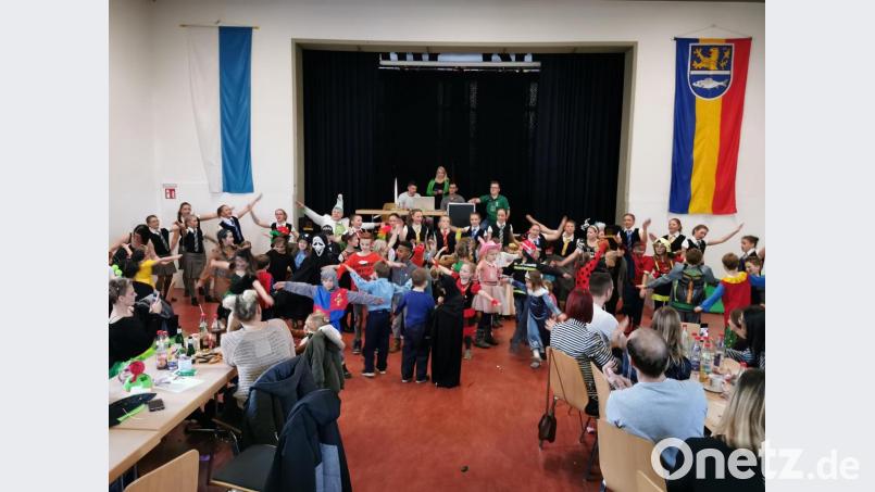 Beim Fliegerlied vereinten sich die Gardemädels mit dem jungen Faschingsvolk. Bild: gz