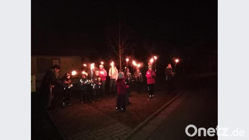 Mit Fackeln und Kerzen in der Hand marschieren Groß und Klein am Lichtmesstag durch Haselbrunn. Bild: do