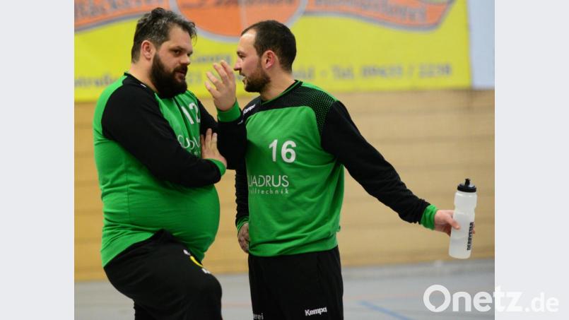 Was hecken die beiden aus? Martin Strejc (links) und Florian Sturm sind nicht nur beide Trainer der HSG Nabburg/Schwarzenfeld. Sie sind als Torhüter auch der große Rückhalt des Spitzenreiters. Bild: ham