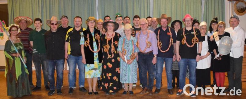 Die Seugaster Vereine messen sich bei einem Vergleichsschießens und küren Faschingsliesl und Faschingskönig. Im Mittelpunkt steht natürlich die Queen. Bild: exb
