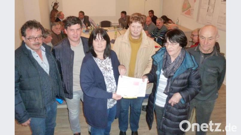 Bürgermeisterin Birgit Höcherl (Dritte von links) nimmt die Unterschriftenliste von Betty Wirnshofer entgegen. Lisbeth Balk (Mitte) und Seniorenbeauftragter Hermann Wallisch (rechts) unterstützten die Aktion, ebenso wie die beiden Nachbar-Bürgermeister (von links) Manfred Dirscherl (Weiding) und Gerald Reiter (Stadlern). Bild: Portner