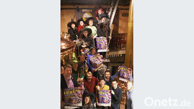Sie alle könne es kaum noch erwarten: Stadtmarketingverein, Hexen, Unterstützer und Standbetreiber präsentieren das Plakat zur Hexennacht. Bild: Ina Bogner/exb