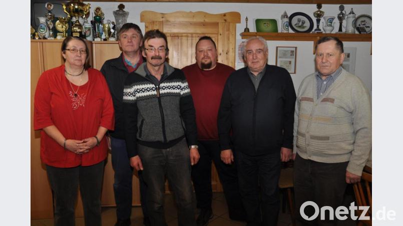 Josef Faltenbacher (Dritter von links) steht für weitere drei Jahre an der Spitze des Kleintierzuchtvereins. Michael Hamedinger (Dritter von rechts) bringt sich neu als Schriftführer ein. Bild: dob
