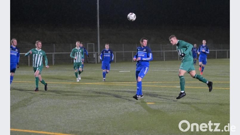Mit einem wuchtigen Kopfball kurz nach Spielbeginn machte Marco Seifert (rechts) das 1:0 für dei DJK Gebenbach. Bild: ref