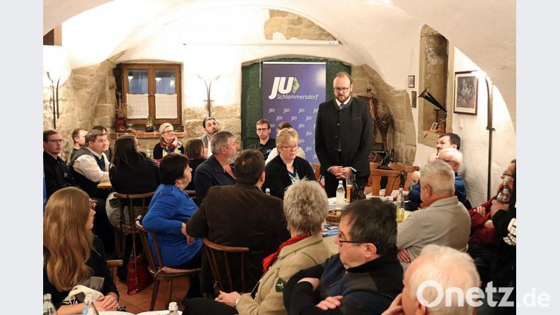 Landrat Andreas Meier spricht im Kirchenthumbacher Gagglhof seine Ziele für die nächsten sechs Jahre an. Bild: jma