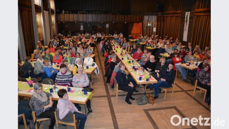 Blick in den vollbesetzten Saal des Katholischen Jugendheims Waldsassen. Bild: jr