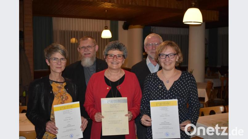 Ausgezeichnet hat der Kirchenchor Pechbrunn langjährige Mitglieder. Im Bild (von links ) Doris Reiß, Pfarrer Robert Ploß, Sabine Schaller, Chorleiter Karl-Heinz Brand und Kathrin Schröder. Bild: exb