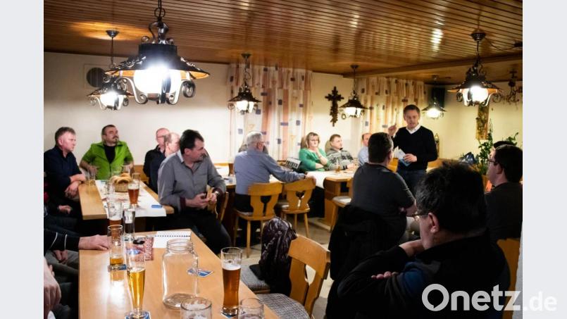 Landtagsabgeordneter Tobias Reiß (stehend) unterstützt den Wahlkampf des CSU-Ortsverbandes Schlammersdorf. Bild: ilt