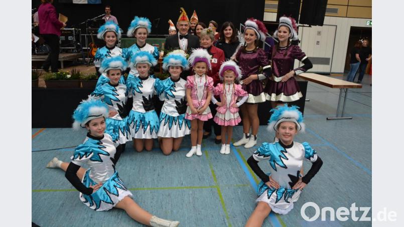 Herma Laumer (Mitte) wurde beim Seniorenfasching in der Mehrzweckhalle von Bürgermeister Roland Grillmeier für ihr 41-jähriges Mitwirken gewürdigt. Nicht fehlen durften dabei ihre Gardemädchen vom TuS Mitterteich. Bild: jr