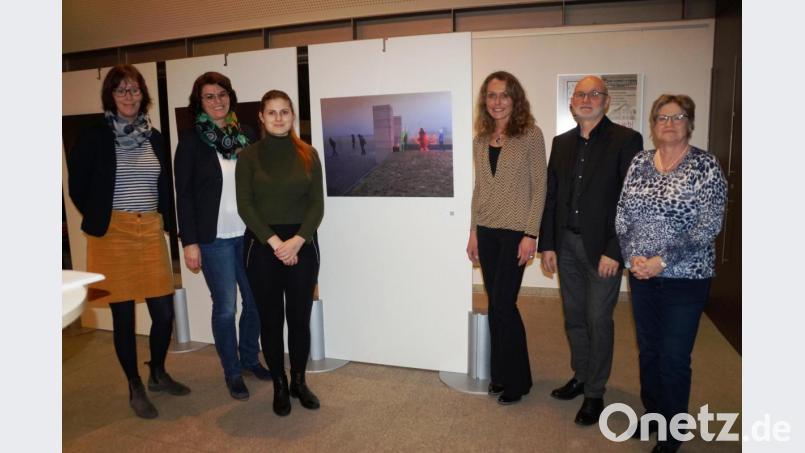 Als Vertreter des Museums hieß Siegfried Bräuer die für die Ausstellung verantwortlichen Lehrkräfte Ursula Soderer, Heike Krafczyk und Anja Pongratz (von links) sowie die Schülerin Angelica Frau (Dritte von links) willkommen. Bild: weu