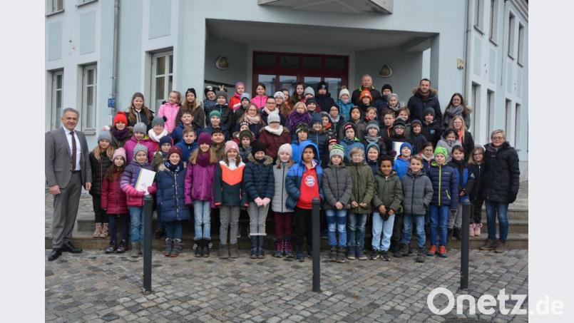 Die vierten Klassen der Mitterteicher Grundschule besuchten Bürgermeister Roland Grillmeier (links) im Rathaus. Bild: jr