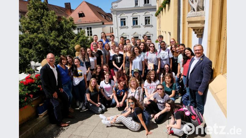 High-School-Schüler aus dem israelischen Kirjat Motzkin sind zu Gast in Amberg. Mit ihren Amberger Freunden von der Fach- und Berufsoberschule werden sie von Bürgermeister Martin Preuß empfangen. Bild: (grt)