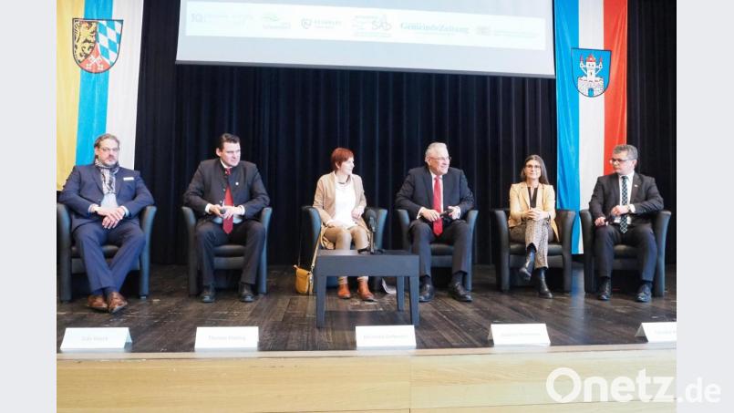 Beim Fachkräfte-Forum setzen Politiker und die Vertreter der Arbeitgeber auf ein neues Gesetz, das zum 1. März in Kraft tritt. Von links: Udo Stark (Firma FEE), Landrat Thomas Ebeling, Michaela Dettmann (Steininger GmbH), Innenminister Joachim Herrmann, Cornelia Horsch (Horsch Maschinen GmbH) und Bürgermeister Martin Birner. Bild: bl