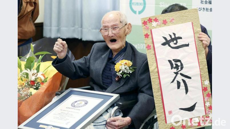 Das Geheimnis seiner Langlebigkeit verriet Chitetsu Watanabe einer Lokalzeitung: Man solle sich nicht ärgern und stets ein Lächeln im Gesicht bewahren. Bild:  Uncredited/Kyodo News/AP/dpa